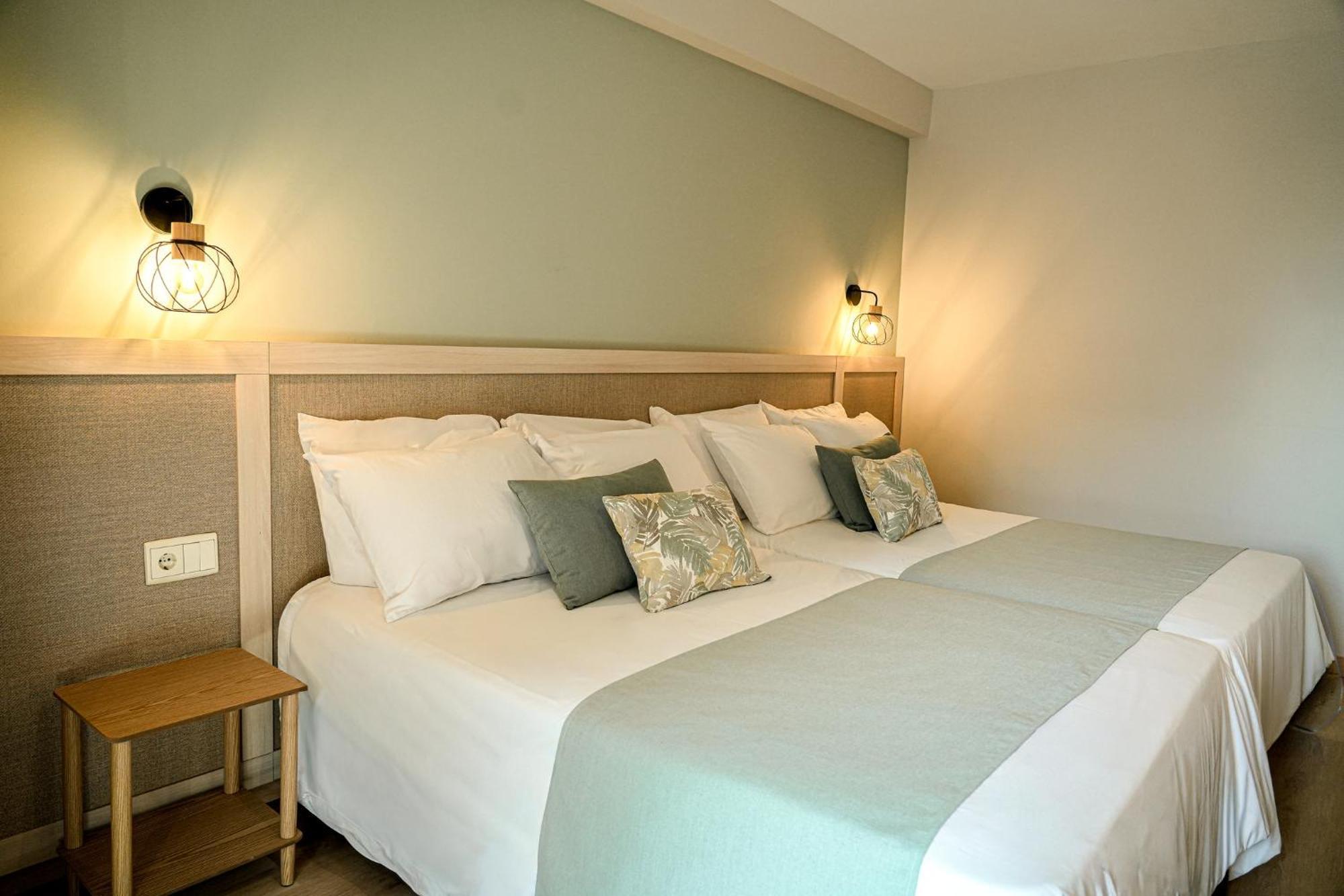 Twin Room,1742584139:JPEG